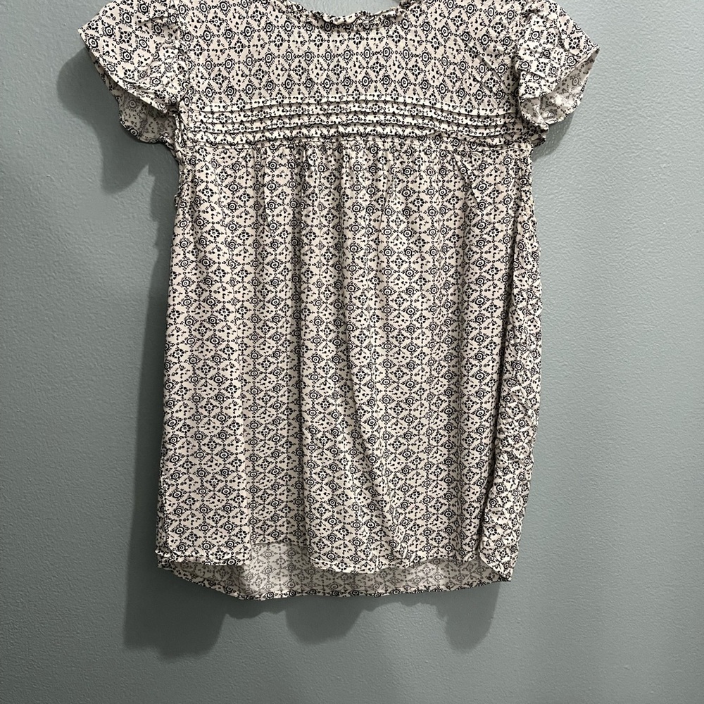 Loft Outlet in good condition flutter sleeve, ruffled next top. Size Medium